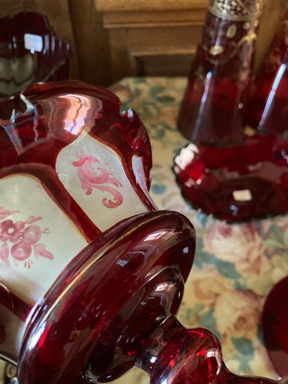 null Ensemble de verrerie en cristal rouge : paire de vases, 1 coupe montée, vases,...