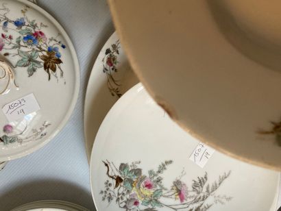 null Partie de service en porcelaine à décor de fleurs comprenant plats, coupes soupières,...