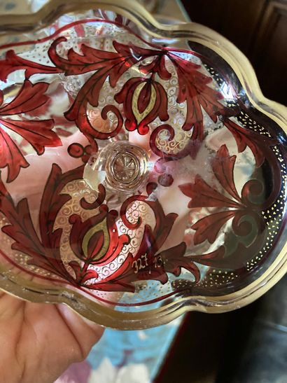 null Ensemble en verre comprenant 

un vase Overlay rouge, blanc et or (H : 30 cm),...