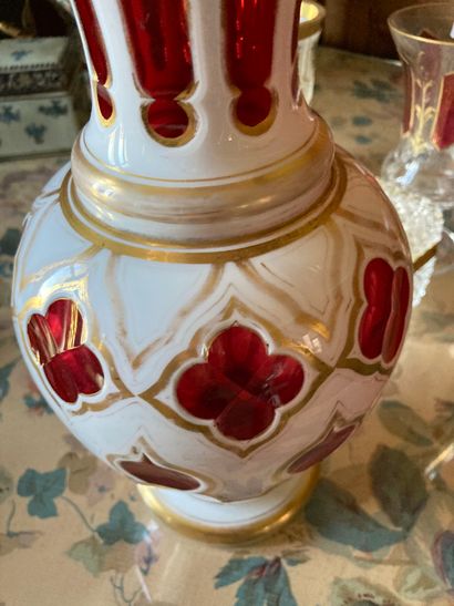 null Ensemble en verre comprenant 

un vase Overlay rouge, blanc et or (H : 30 cm),...