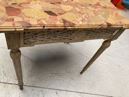 null Petite table en bois laqué, ceinture à motifs de rosaces et croisillons. Usures

Style...