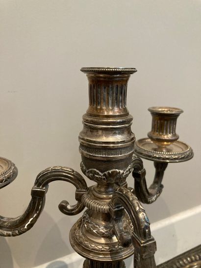 null Paire de flambeaux de style Louis XVI en métal argenté formant candélabre portant...