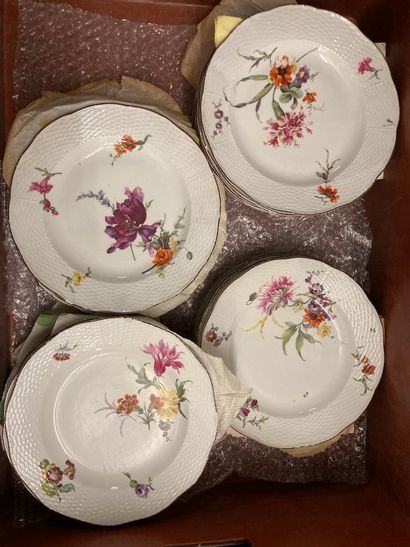 null Lot d' ASSIETTES 

En porcelaine blanche à décor de fleurs polychromes

D.:...