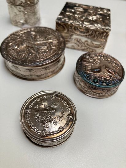 null Lot de 15 petites boites en argent. Motifs végétaux, scènes galantes

Poids...