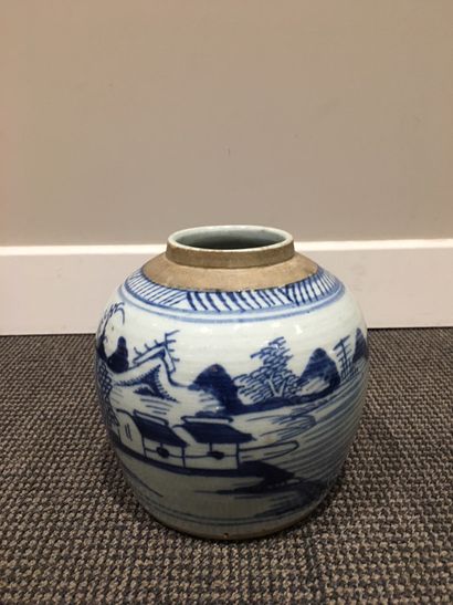null CHINE Deux petits pots à gingembre en porcelaine, décoré en bleu d un paysage...