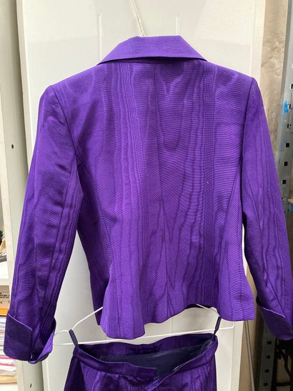 null Apostrophe taille 38, Robe plissée gris clair

Y de G Paris jupe et veste violette...
