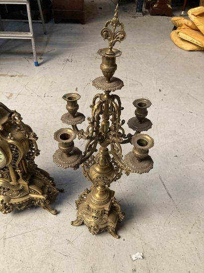 null Garniture de cheminée en bronze doré

Hauteur pendule : 63 cm 

Hauteur flambeau...