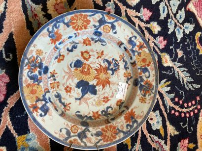 null Japon, deux assiettes en porcelaine à décor dans la palette imari

XIXème siècle...