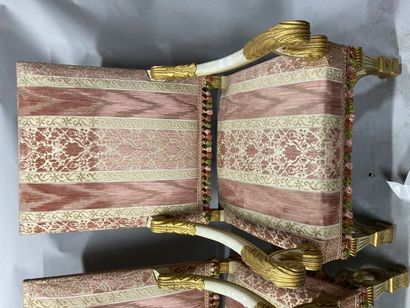 null Paire de fauteuils en bois laqué et doré

Style Louis XIV

H : 116 L : 67 P...