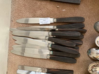 null Lot de couverts dont couteaux avec manches en bois noirci (deux séries différentes)...