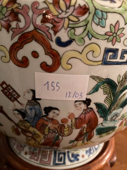 null Vase en porcelaine en émaux de la famille verte à décor de musiciennes 

Marque...