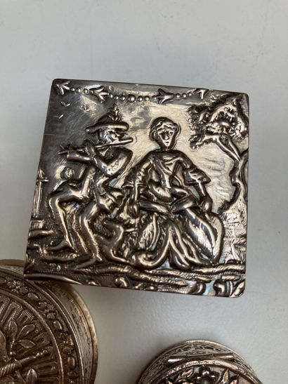 null Lot de 15 petites boites en argent. Motifs végétaux, scènes galantes

Poids...