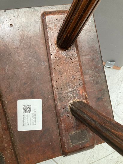 null Chaise alsacienne en bois naturel

H : 86 - L : 40 - P : 36 cm 

Lot vendu en...