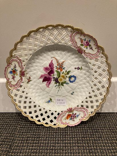 null MEISSEN

Suite de quatre assiettes en porcelaine ajourées sur l'aile. décorées...