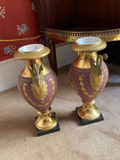 null Paire de vases en porcelaine de Paris, rose et or , prises à cols de cygne

Début...