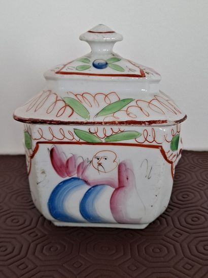 null Lot en céramique comprenant une bonbonnière en porcelaine hongroise, un plat...