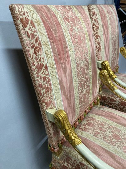 null Paire de fauteuils en bois laqué et doré

Style Louis XIV

H : 116 L : 67 P...