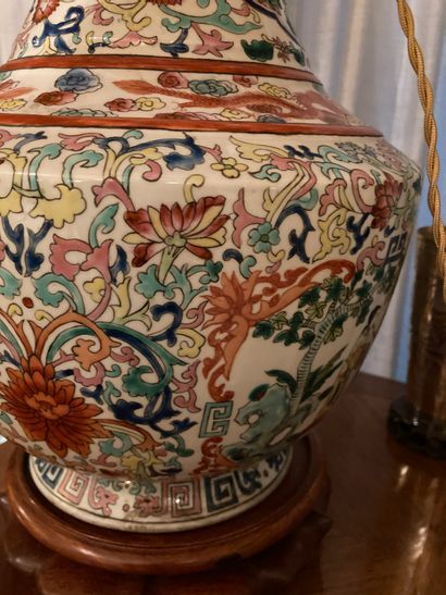 null Vase en porcelaine en émaux de la famille verte à décor de musiciennes 

Marque...