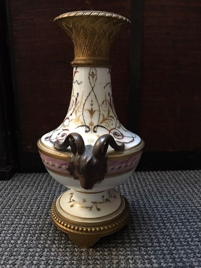 null Probablement Niderviller ou PARIS Vase de forme balustre en porcelaine à deux...