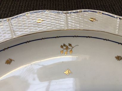 null HERENDT Plat ovale en porcelaine à bordure osier décoré à l or de feuillages,...