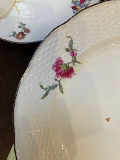 null Lot d' ASSIETTES 

En porcelaine blanche à décor de fleurs polychromes

D.:...