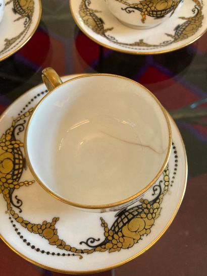 null Petit service à moka, décor blanc et or (usures au décor, fêles

9 tasses et...