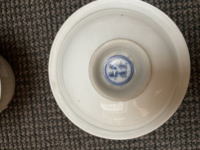 null CHINE Paire de bols circulaires couverts en porcelaine émaillée blanche. Le...