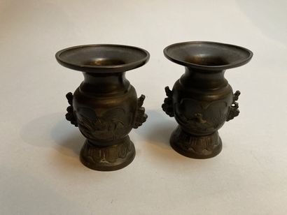 null Paire de petits vases en bronze patiné noir à décor de canards et nénuphars

H...