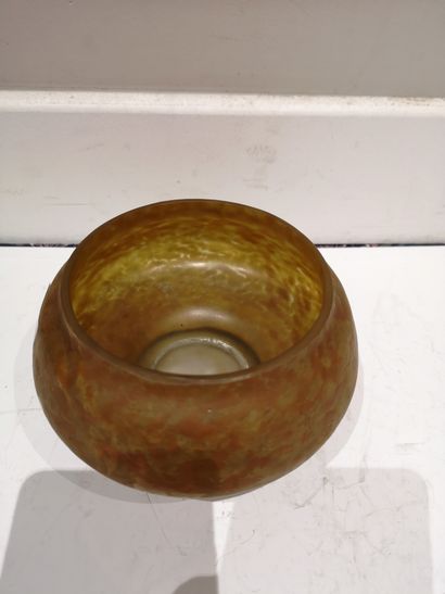 null DAUM, Nancy, vase circulaire en verre marmoréen jaune-orangé, 8,5 x 15 cm