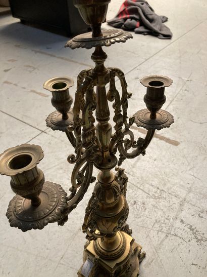 null Garniture de cheminée en bronze doré

Hauteur pendule : 63 cm 

Hauteur flambeau...