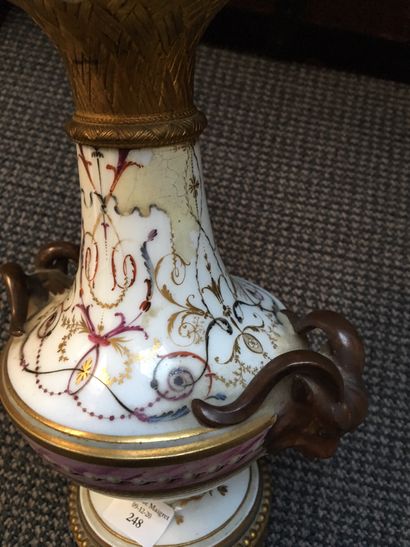 null Probablement Niderviller ou PARIS Vase de forme balustre en porcelaine à deux...