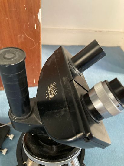 null Microscope et sa boîte

H microscope : 37 cm