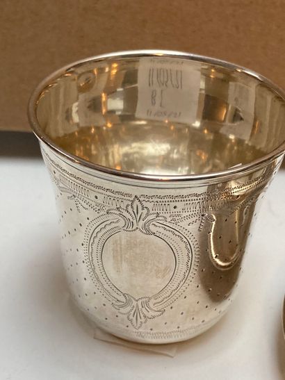 null Lot comprenant : 

2 tasses et leurs sous-tasses en argent, décor repoussé d'une...