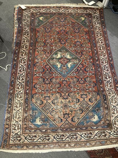 null Trois Tapis Caucase / Perse 196 x 128 cm 116 x 75 cm 205 x 113 cm

Lot à l'...