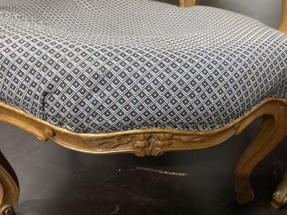 null Paire de fauteuils cabriolet en hêtre naturel 

L'un d'époque Louis XV et l'autre...