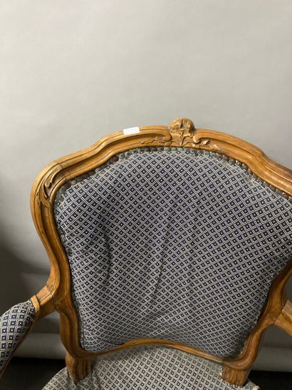 null Paire de fauteuils cabriolet en hêtre naturel 

L'un d'époque Louis XV et l'autre...