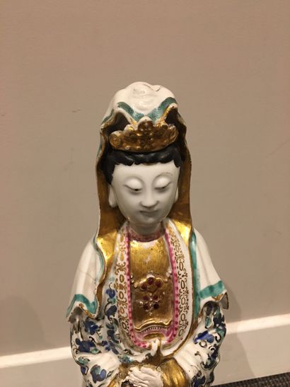 null CHINE Grande figurine représentant la déesse Guanyn, émaillée blanche, debout...