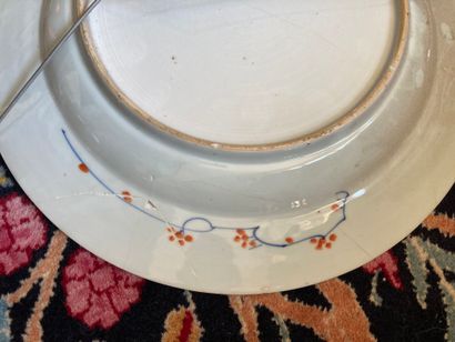 null Japon, deux assiettes en porcelaine à décor dans la palette imari

XIXème siècle...