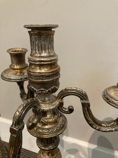 null Paire de flambeaux de style Louis XVI en métal argenté formant candélabre portant...