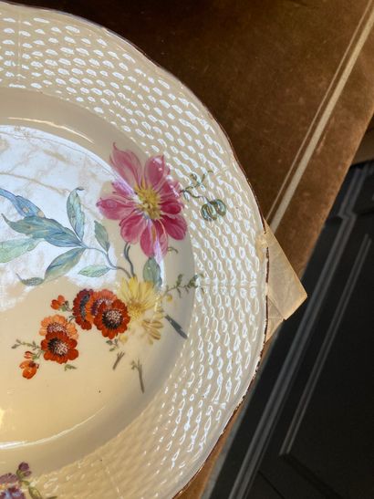 null Lot d' ASSIETTES 

En porcelaine blanche à décor de fleurs polychromes

D.:...