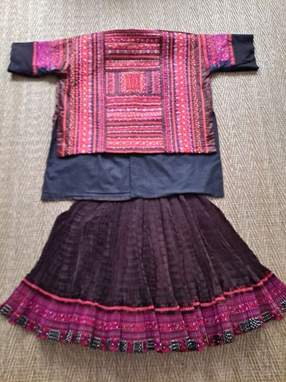 null Costume de femme de l'ethnie Miao style Huangping, Chine

Veste et jupe

Lot...