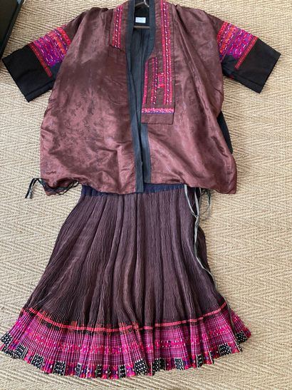 null Costume de femme de l'ethnie Miao style Huangping, Chine

Veste et jupe

Lot...