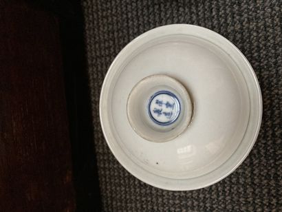 null CHINE Paire de bols circulaires couverts en porcelaine émaillée blanche. Le...