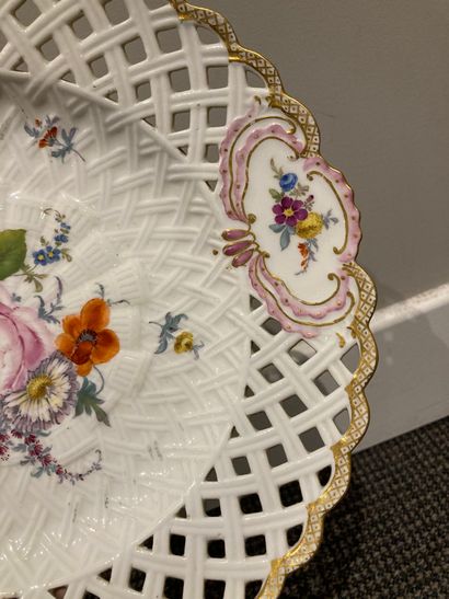 null MEISSEN

Suite de quatre assiettes en porcelaine ajourées sur l'aile. décorées...