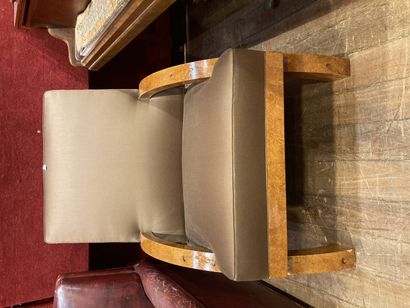 null Paire de fauteuils en loupe d'Amboine, garni de tissu

87 x 70x 103 cm

Vendue...
