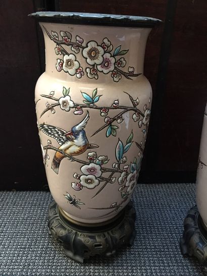 null France Paire de vases cylindriques à col rétrécis en céramique à fond rose,...