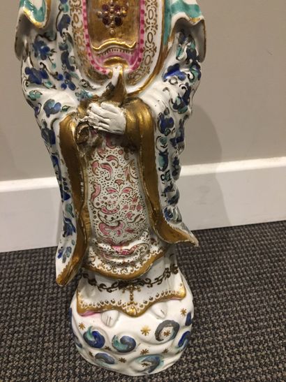 null CHINE Grande figurine représentant la déesse Guanyn, émaillée blanche, debout...