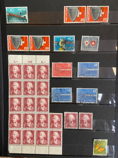 null TOUS PAYS : Ensemble de timbres neufs et oblitérés, contenu dans 2 cartons (15...