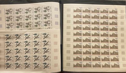 null FRANCE modern : 4 binders containing mint stamps in sheets, period 1982 to 1990....