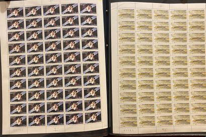 null FRANCE modern : 4 binders containing mint stamps in sheets, period 1982 to 1990....